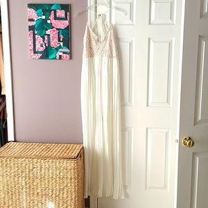 Spaghetti-strap white dress with lace